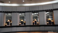 Memasuki pintu galeri, traveler akan disambut oleh tulisan World Biggest Jewelry Store. Di bawahnya pun terdapat beberapa kerang mempercantik tulisannya. (Syanti/detikTravel)