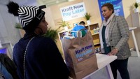 Perusahaan makanan pun turut serta memberikan bantuan dengan membuka salah satu gerai mereka untuk membantu para pekerja pemerintahan membeli beragam kebutuhan sehari-hari dengan pembayaran di lain waktu. Joshua Roberts/Reuters.