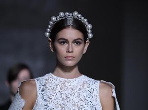 Bermahkota Mutiara, Kaia Gerber Memesona Bak Ratu di Paris Fashion Week