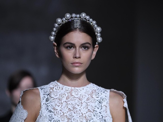 Sebuah mahkota yang dihiasi jajaran bola-bola mutiara turut menyempurnakan gaya Kaia. Bak ratu, Kaia sukses menebar pesonanya di catwalk. Adalah Clare Waight Keller, direktur kreatif Givenchy yang merancang koleksi tersebut. Clare sempat menjadi sorotan saat terungkap bahwa dirinya yang mendesain gaun pengantin Meghan Markle tahun lalu. (Foto: Getty Images)