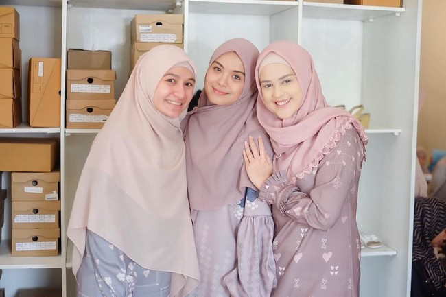 Sebelum mantap berhijab, Cut Meyriska sudah sering terlihat memakai hijab di foto-foto Instagram-nya. Wanita keturunan Aceh ini juga terlihat sering mengikuti kajian. Foto: Instagram/CutRatuMeyriska