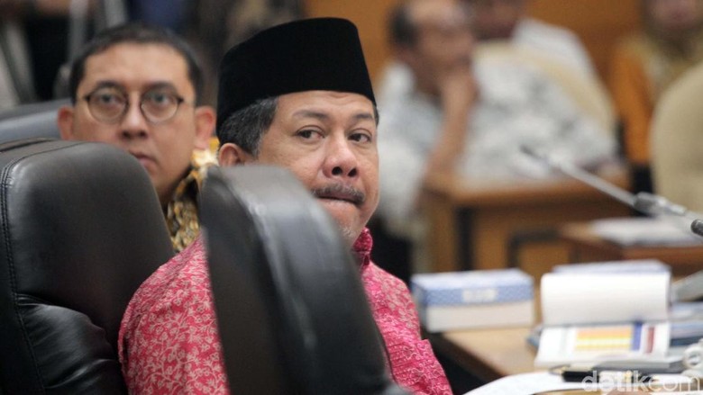 Fahri Bela Fadli soal Salam 2 Jari di Munajat 212: Itu Main Gimik Fahri Bela Fadli soal Salam 2 Jari di Munajat 212: Itu Main Gimik