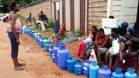 Antrean panjang terlihat di sejumlah area saat warga Zimbabwe hendak membeli gas di Harare ibu kota Zimbabwe.