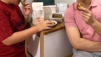 Duh, kakak beradik ini emang akrab banget. Makan biskuit aja bareng-bareng. Tapi saat Sean berpose dihadapan kamera, Daud malah asyik memakan biskuitnya. Hihi Foto: Instagram nachoseann