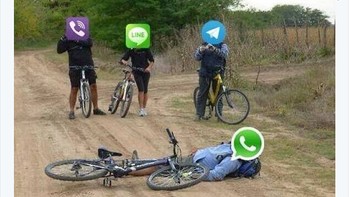 Tak mendapat informasi pasti mengenai WhatsApp Down, netizen pun berkreasi lewat meme. (Foto: Internet/Twitter)