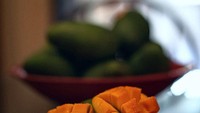 Wanita pencinta anjing ini juga sering mengunggah foto-foto makanan. Dari foto mangga ini terungkap kalau mangga jadi buah favorit keluarga Soraya. Foto: Instagram sorayahaque