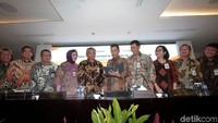 SEVP Remedial dan Recovery BNI Yuddy Renaldi, SEVP Bisnis Menengah BNI Ronny Venir, Direktur Kepatuhan BNI Endang Hidayatullah, Direktur Hubungan Kelembagaan BNI Adi Sulistyowati, Direktur Treasury & International Banking BNI Rico Rizal Budidarmo, Wakil Direktur Utama BNI Herry Sidharta, Direktur Keuangan BNI Anggoro Eko Cahyo, Direktur Retail Banking BNI Tambok P Setyawati, dan Direktur Teknologi Informasi & Operasi BNI Dadang Setiabudi memberikan pemaparan kinerja sepanjang 2018.