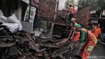 Petugas PPSU Bantu Bersihkan Puing Sisa Kebakaran Tomang