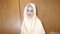 Cut Meyriska dengan penampilan barunya dengan hijab syari. Pool/Palevi S/detikFoto.