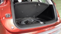 Karena ini mobil 5 seater maka ban cadangan bisa dipasang di bagian belakang mobil. Foto: Ruly Kurniawan