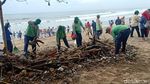 Melihat Sampah Menggunung di Pantai Kuta