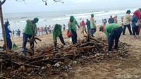 Ratusan anggota DLHK dibagi jadi beberapa tim untuk membersihkan Pantai Kuta maupun Pantai Legian. Proses pembersihan juga dibantu alat berat. (Dita-detikcom)