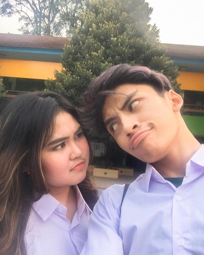 Pasangan Rakry dan Indy juga disebut banyak netizen sebagai relationship goals karena kebersamaan dan kemesraan mereka yang membuat netizen baper. Foto: Instagram @rakryanmahatmaa
