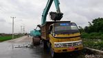 Tumpukan Sampah yang Menutup Kali Cibalok Bekasi Dibersihkan