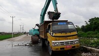 Tiga unit truk sampah pun telah dikerahkan untuk mengangkut sampah-sampah yang sebagian besar merupakan sampah plastik dan limbah rumah tangga.