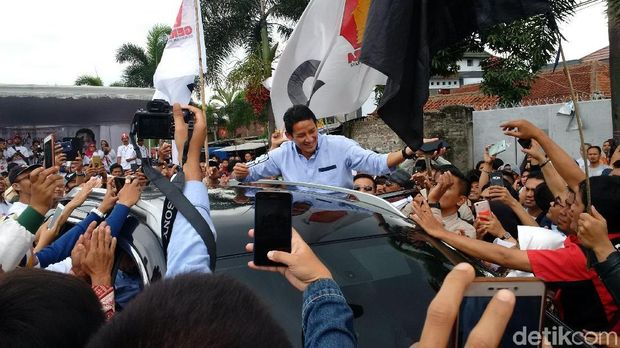 Kunjungi Sentra Sepatu Cibaduyut, Sandiaga Dicurhati Omzet Turun