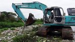 Tumpukan Sampah yang Menutup Kali Cibalok Bekasi Dibersihkan