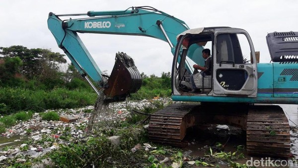 Tumpukan Sampah yang Menutup Kali Cibalok Bekasi Dibersihkan