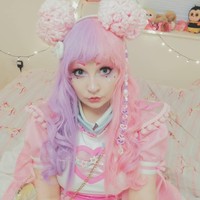 Krista Magica punya obsesi yang bisa dibilang unik. Remaja berusia 19 tahun itu ingin menjadi boneka hidup, dan untuk mewujudkan obsesinya, ia rela mengeluarkan uang hingga sekitar Rp 146 juta. Uang itu digunakan untuk makeup setiap hari, membeli bulu mata palsu, wig, juga kostum. Foto: Instagram/@kirumagica