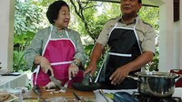 Sebelum berbeda kubu politik, Megawati dan Prabowo ternyata pernah masak bersama. Megawati terlihat sibuk memotong daging, sementara Prabowo belajar menghaluskan bumbu. Mau masak apa ya?. Foto: Istimewa
