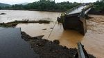 Ngeri! Jembatan di Gowa Amblas Akibat Diterjang Banjir
