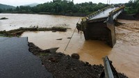 Sebuah jembatan di Desa Moncongloe, Manuju, Kabupaten Gowa, Sulawesi Selatan, ambruk diterjang banjir.