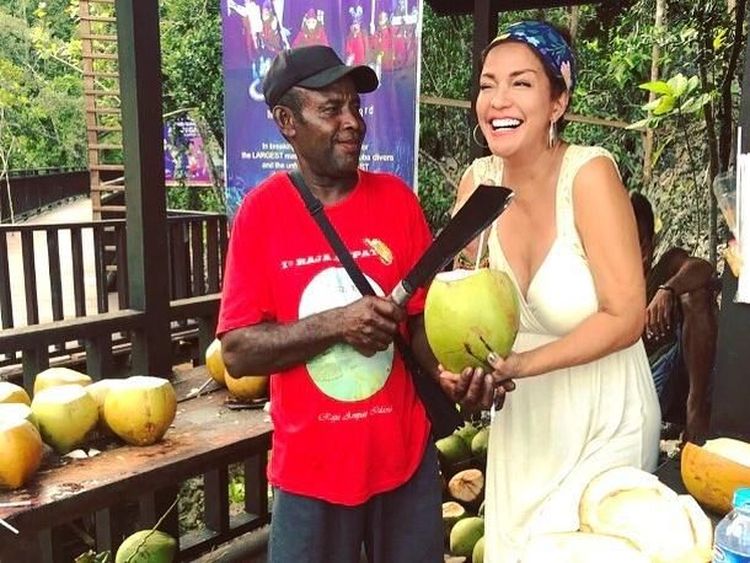 Keseruan Soraya Haque Jajan di Pasar Terapung hingga Pilih Kelapa Muda