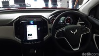 Lalu layar 10.4 inchi serba guna milik Wuling juga patut diakui luar biasa. Di sana segala hal tentang mobil itu sendiri bisa diakses dan diatur sendiri seperti kerja lampu-lampunya.  Foto: Ruly Kurniawan