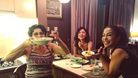 Kalau ini momen kebersamaan Soraya dan keluarganya. Mereka terlihat asyik berfoto sambil makan di area dapur. Foto: Instagram sorayahaque