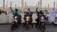 Kini, geng Gi Mekoh Nga Mutor sudah tiba di Mekah. Mereka sampai di Mekah pada 21 Januari kemarin. Ketiganya juga ingin melakukan sujud syukur di Masjid Quba sebagai tanda terima kasih atas doa dan impian mereka melakukan perjalanan religi ini. Foto: Dok. Facebook Gie Mekoh Nga Mutor