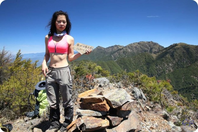 Beginilah aksi Gigi Wu ketika naik gunung. Dengan tas besar, Gigi Wu konsisten menggunakan bikini di cuaca yang sangat dingin.  Foto: Facebook