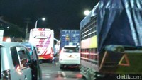 Jalur trans sulawesi macet sejak semalam. Mereka terjebak macet berjam-jam.