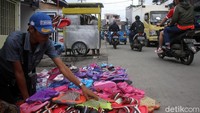 Selain itu, banyaknya pedagang yang menggelar lapak di samping jalan membuat warga memilih membeli barang disana dan tak masuk ke lapak sementara para pedagang.