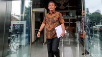 Ketua DPRD DKI Jakarta Prasetio Edi Marsudi mendatangi KPK. Mengenakan kemeja batik berwarna cokelat, Prasetio nampak mengenakan celana bahan hitam dengan sepatu dan jam tangan berwarna senada, Jakarta, Rabu (23/1/2019).