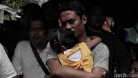 Selain itu menurut Kasi Pemerintahan Kelurahan Tomang, Zaenal Fanani mengatakan ada 1.251 jiwa yang terdampak akibat kebakaran ini.