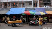 Saat dikunjungi oleh tim detikFinance, sejumlah pedagang yang sebelumnya berjualan di Pasar Gang Kancil telah direlokasi untuk sementara ke depan pasar.