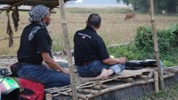 Tak lupa di tengah perjalanan ibadah wajib tak ketinggalan. Ketiga rider itu pun membuktikan bahwa walaupun hanya menggunakan motor bebek, mereka bisa beribadah ke Tanah Suci. Foto: Dok. Facebook Gie Mekoh Nga Mutor