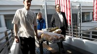 Makanan tersebut diberikan kepada para pekerja sebagai bentuk kepedulian para relawan karena para pekerja harus rela bekerja tanpa digaji sebagai imbas dari penutupan pemerintahan AS. Mike Segar/Reuters.