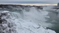 Saat awal tahun, suhu di kawasan Ontario, Kanada, yang menjadi lokasi Air Terjun Niagara dapat mencapai hingga minus 13 derajat. Dronebase via Reuters.