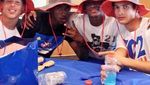 Tampannya Cucu Muhammad Ali, Biaggio Ali Saat Makan Bersama Teman