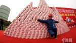 Pengusaha China Bikin Gunung Uang Buat Bonus Karyawan