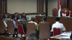 Pakai Penyangga Leher, Edy Saputra Jalani Sidang Lanjutan Kasus Suap