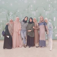 Saat kajian, Cut Meyriska memilih gamis atau dress polos yang dipadukan dengan hijab segi empat. Tampaknya hijab segi empat menjadi andalan Cut Meyriska. Foto: Instagram/CutRatuMeyriska