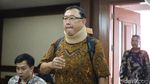 Pakai Penyangga Leher, Edy Saputra Jalani Sidang Lanjutan Kasus Suap