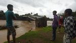 Ngeri! Jembatan di Gowa Amblas Akibat Diterjang Banjir