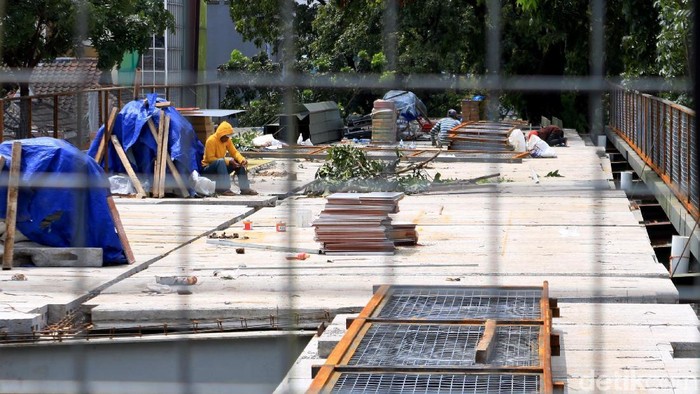 Proyek perpanjangan Skywalk atau Teras Cihampelas tahap 2 terus dikerjakan karena sudah molor dari target seharusnya rampung akhir 2018.