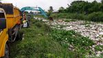 Tumpukan Sampah yang Menutup Kali Cibalok Bekasi Dibersihkan