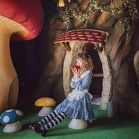 Untuk modeling, Enako bisa mengantongi sekitar 1 juta yen atau sekitar Rp 130 jutaan untuk satu pekerjaan. Sedangkan untuk merchandise, Enako biasa menjualnya di acara konvensi Comiket di Tokyo, Jepang yang diadakan enam bulan sekali. Foto: Instagram @enakorin