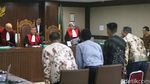 Pakai Penyangga Leher, Edy Saputra Jalani Sidang Lanjutan Kasus Suap