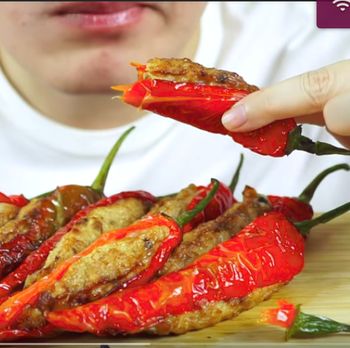 Huaah! YouTuber Ini Santap Setumpuk 'Cabe Goreng'